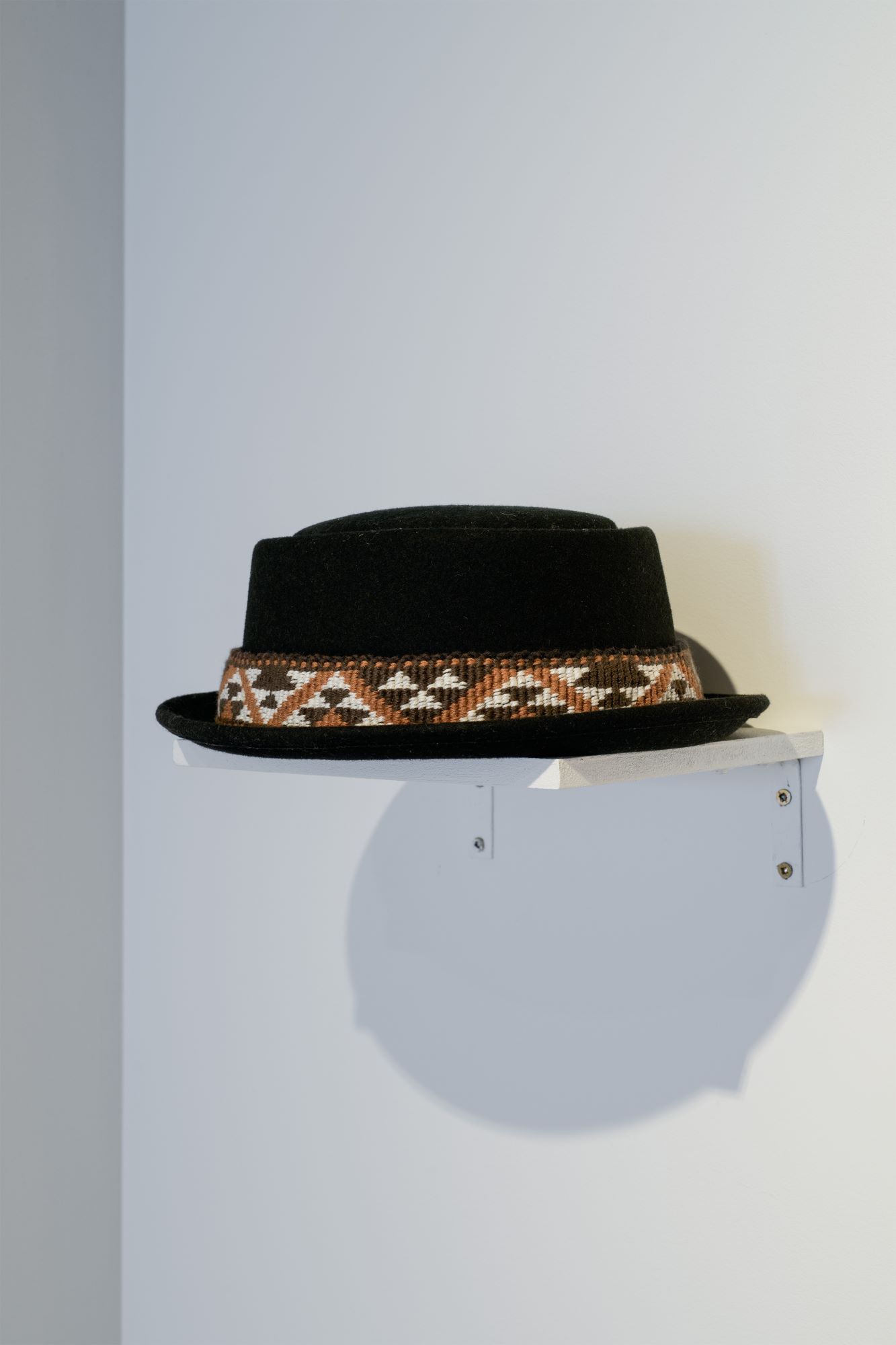 Ereni Pūtere - Pōtae tāniko, Kātene, papaka, kūtorotoro. 'Āhuataka: A Wānaka of Kāi Tāhu Woven Adornment', Photo Credit Owen Spargo