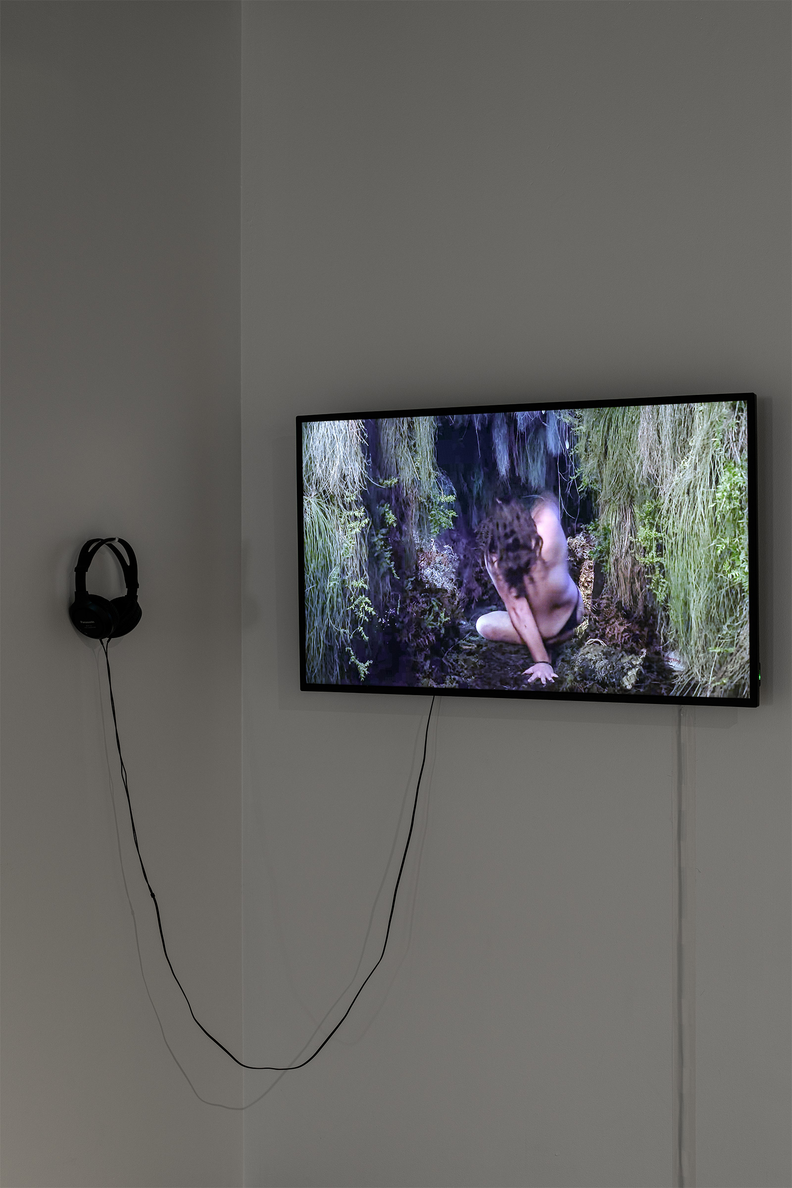 Pounamu Rurawhe, (Ngaati Tukorehe, Te Rarawa, Ngaapuhi, Ngaati Raukawa),'Whakamahu' Experimental, sculptural and sensual video work, 5:57 minutes, 2023, photo credit Owen Spargo